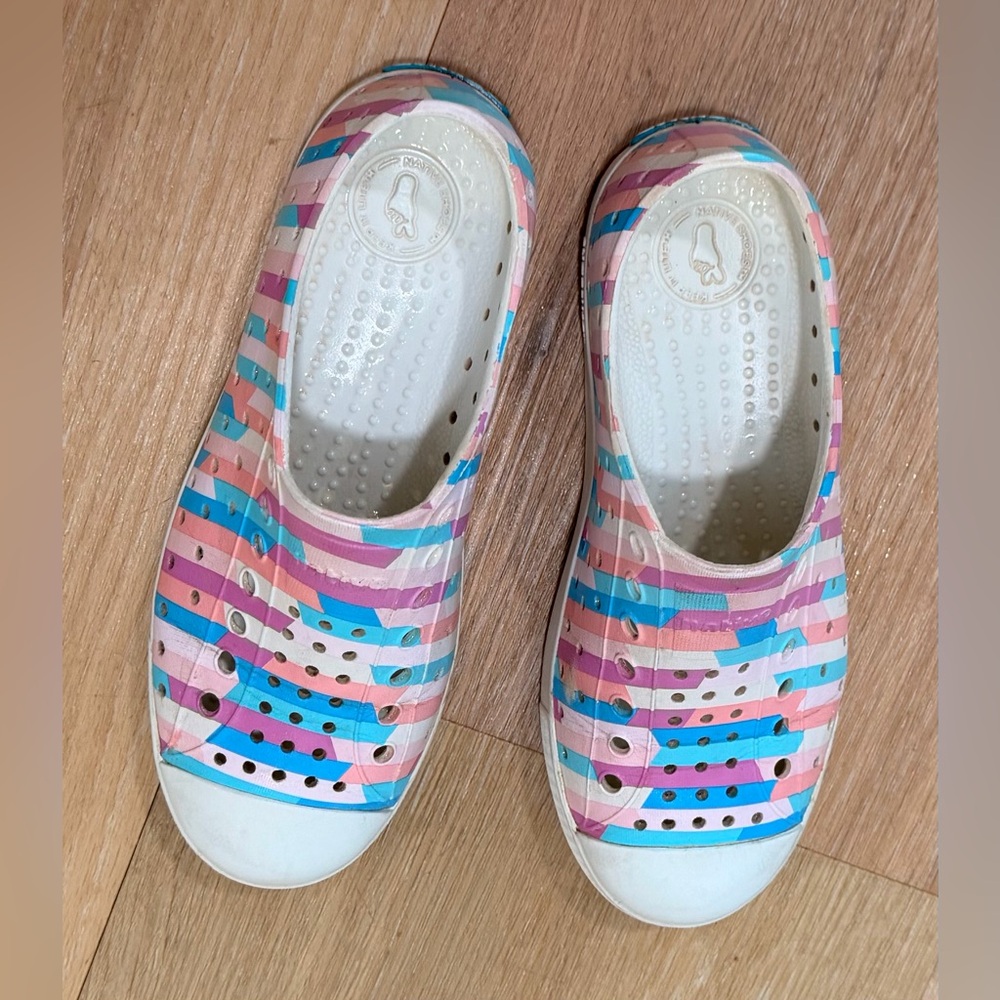 Kids Native Jefferson Water-Friendly Slip-On Shoes in Pink & Blue Stripe size 1